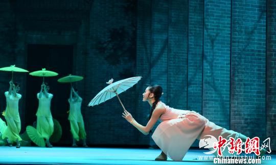 当地时间2月2日,大型中国舞剧《沙湾往事》在华盛顿肯尼迪艺术中心上演。图为演员在媒体场演出。 邓敏 摄 当地时间2月2日,大型中国舞剧《沙湾往事》在华盛顿肯尼迪艺术中心上演。图为演员在媒体场演出。 邓敏 摄