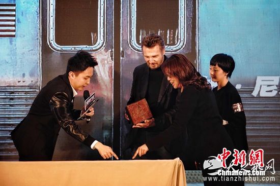 连姆·尼森对于刻有自己中文名字的印章爱不释手