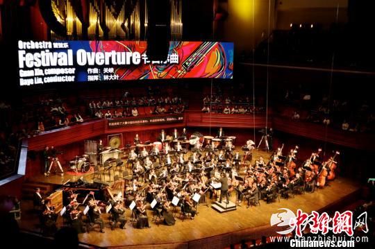 深圳交响乐团音乐季首场演出。　陈文 摄