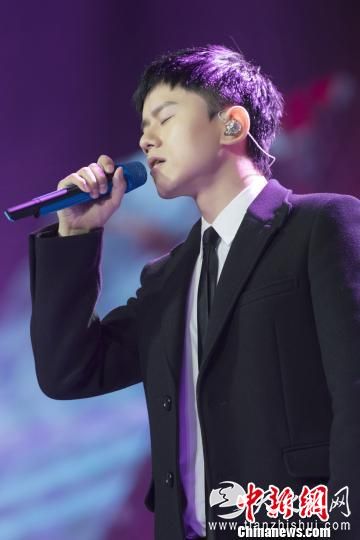张杰获“最佳男歌手”等四项大奖，成当晚盛典的最大赢家。供图