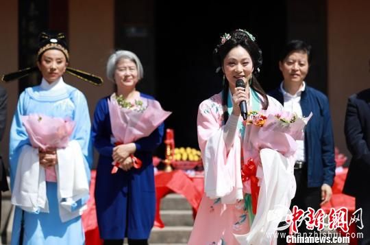 图为：越剧戏曲电影《钗头凤》开机仪式。绍兴大剧院供图