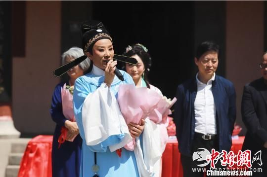 图为：越剧戏曲电影《钗头凤》开机仪式。绍兴大剧院供图