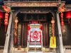 南宅子的黑漆大门面开三间，悬山顶式。“副宪第”三个大字表明了主人的身份。跨过大门来到天井。天井在古代建筑学上有“通天设计”之义，它向上通天，迎风纳气，向下接地，除污散秽。天井使庭院气流循环，气韵贯通，流畅和谐，强化了对天地阴阳之气的沟通功能。居民以天井之地吐故纳新，仿佛借气井之喉生存延诞，成为农业中国的一个文化符号。
