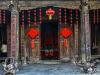 进入南宅子东院。横披楷书“桂馥”二字，上款题“康熙己酉仲春”(公元1669年2月)，下款题“柏严”。 “桂馥”指桂花浓郁的香味。桂花枝叶四季常青，花香四溢，历来被视为家庭团圆、官运亨通、文思长进的象征。“桂馥”两字用在这里寓意胡氏家族德泽流芳，历久不衰。