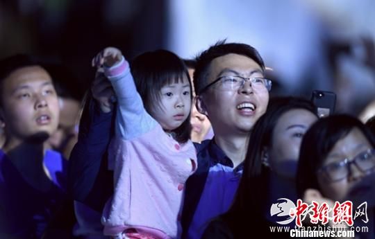 音乐节现场一位父亲带着女儿现场欣赏经典老歌。　刘忠俊 摄