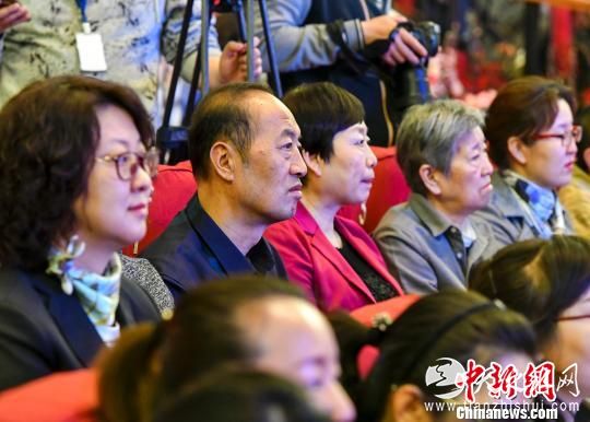 电影《五十八座·半》首映式现场王蔚的家属亲朋观看电影。　刘新 摄