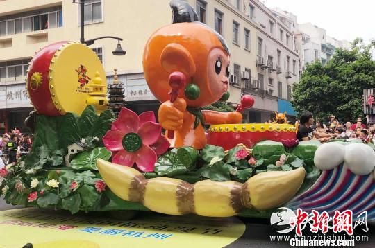 中国国际动漫节吉祥物乐乐在巡游队伍中。　黄林凤 摄