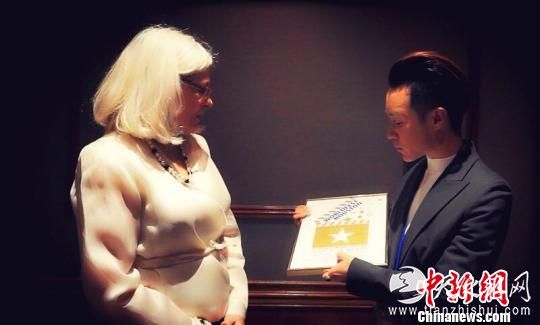 《似水流年》导演翟中梁与休斯顿国际电影节总监Kathleen Haney亲切交谈。剧组供图