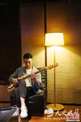 李荣浩弹吉他
