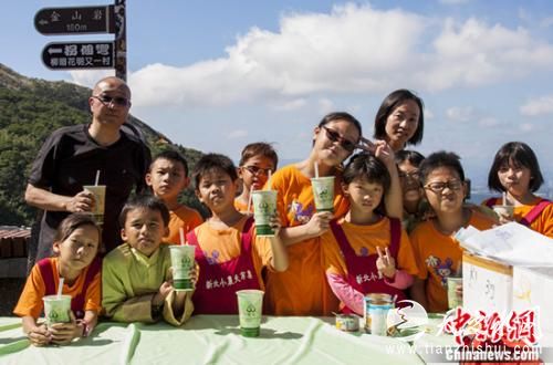 冯仑与学生亲密合影