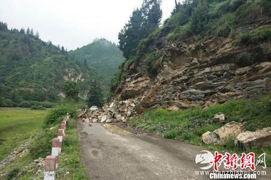 图为8月4日，甘肃甘南州碌曲县，强降雨导致山体滑坡，落石阻断道路。　刘斌 摄