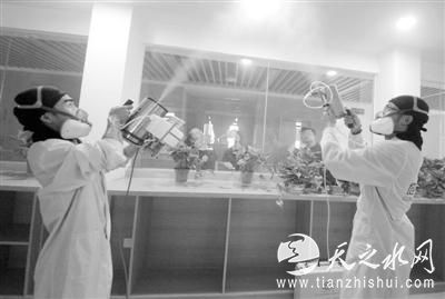 8月21日，在杭州市惠兴中学新装修的教室里，专业人员正在进行空气治理。施健学 摄/东方IC
