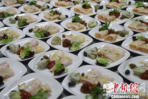 图为烟熏火鸡腿卷配餐。北京航食供图