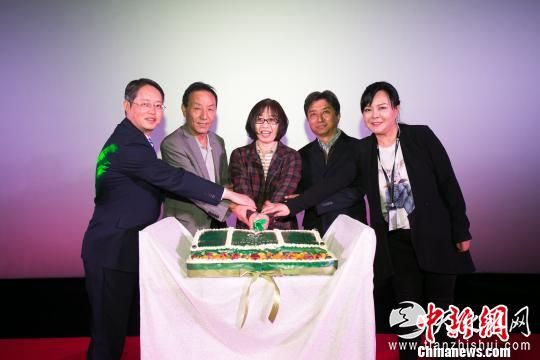 图为中国电影资料馆馆长孙向辉(左三)与大家共同为开启拉萨国际绿色电影周。活动方供图