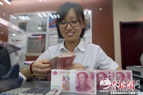 资料图：银行工作人员正在清点货币。<a target='_blank' href='http://www.chinanews.com/'>中新社</a>记者 张云 摄