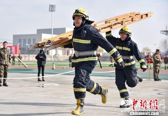 甘肃消防员竞技大比武提升灭火救援“看家本领”