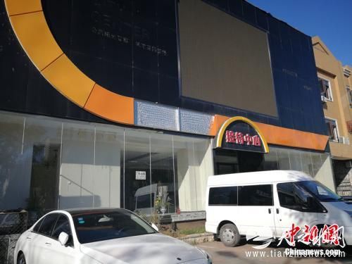 2018年10月，燕郊售楼一条街的多家售楼处大门紧闭，玻璃门上贴着门市出租的广告。<a target='_blank' href='http://www.chinanews.com/' >中新网</a>记者 邱宇 摄
