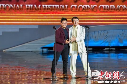 成龙和印度影星阿米尔·汗共同揭晓“年度影片”荣誉。　骆云飞 摄