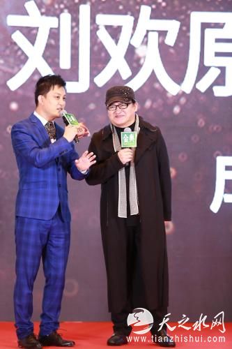 刘欢(右)