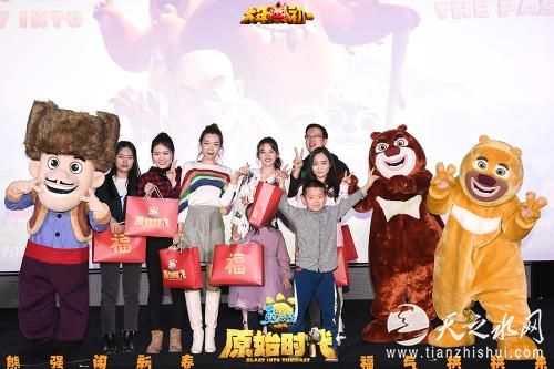 宋祖儿与拱拱舞“选手”们合影