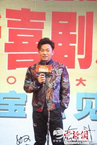 演员王宝强27日现身太原，为其主演的新片《新喜剧之王》站台 张云 摄