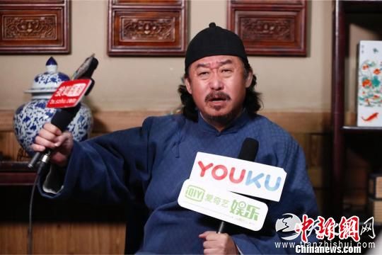 刘桦在片场接受采访 富田 摄