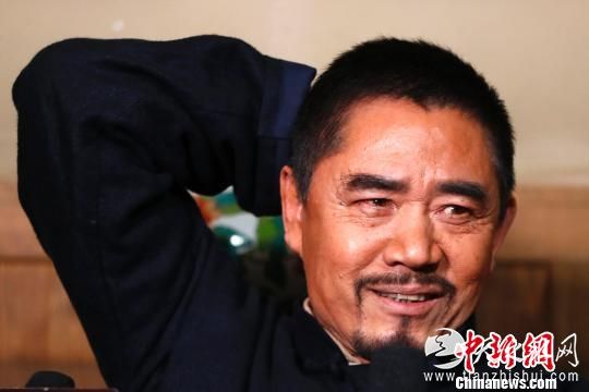 陈宝国在片场接受采访 富田 摄