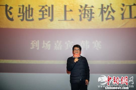 韩寒说，现实拍摄时的难度比自己想象中要难得多。　徐银 摄