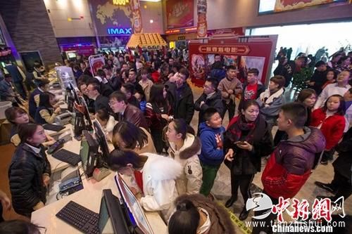 据中国国家电影专资办初步统计，截至2月21日(大年初六)，2018年春节档累计票房约56.5亿元(人民币)，创中国电影档期新纪录。资料图为山西太原，民众大年初一在电影院观看电影。a target='_blank' href='http://www.chinanews.com/'中新社/a记者 张云 摄