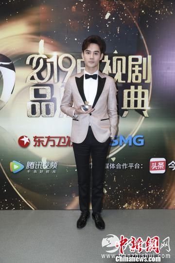 凭借在《大江大河》中对宋运辉这一角色的精彩演绎，王凯摘得“年度卓越品质之星”。　康玉湛 摄