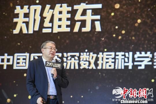 索福瑞中国区资深数据科学家郑维东解读了数据背后的电视剧市场。　康玉湛 摄