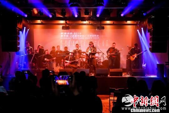 杭盖乐队新专辑全球发布会7日在北京举行，《杭盖与铜管》开创中西方音乐对话新形式。　闫晓虹 摄