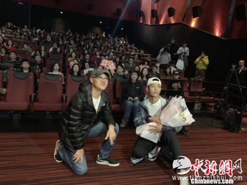 电影《阳台上》3月8日晚在上海举行路演活动，导演张猛，主演王锵亮相。　康玉湛 摄