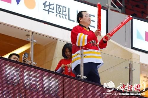 英达现身冰球赛场观赛，为儿子英如镝加油。a target='_blank' href='http://www.chinanews.com/'中新社/a记者 富田 摄