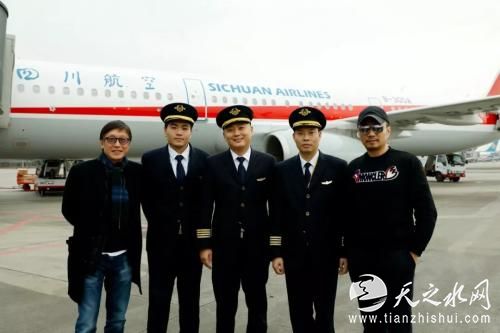 电影《中国机长》导演刘伟强、主演张涵予与中国民航英雄机组合影 片方供图