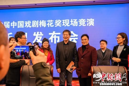 濮存昕和戏迷合影。　陈冠言 摄