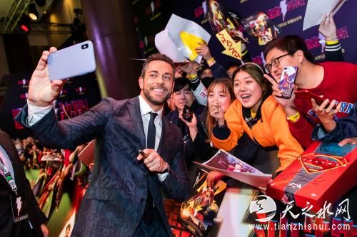 扎克瑞红毯和粉丝自拍