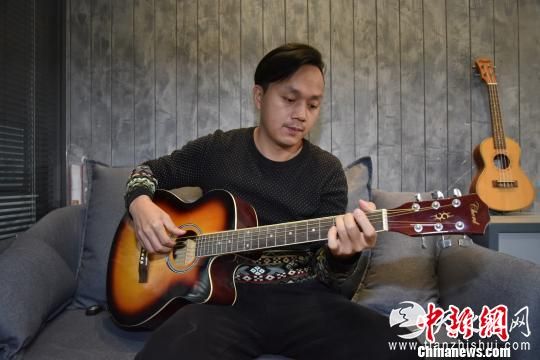 “80后”潘乔风致力于推广闽南语歌曲，写了上千首歌曲。　陈龙山 摄