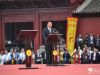欧阳坚主持公祭大典。

　　国务院港澳事务办公室交流司副司长刘文达，海峡两岸关系协会副会长孙亚夫，中华全国归国华侨联合会副主席齐全胜，中央统战部侨务综合局副局长张建民，全国人大常委会委员、环资委副主任委员、致公党中央副主席吕彩霞，全国政协常委、副秘书长、民革中央副主席兼秘书长李惠东，全国政协常委、全国政协港澳台侨委员会副主任、台盟中央副主席吴国华，全国政协副秘书长、农工党中央副主席兼秘书长曲凤宏，第十三届全国政协委员、中国文联原党组成员、第九届副主席杨承志，民进中央副秘书长左延珠，省委常委、统战部部长马廷
