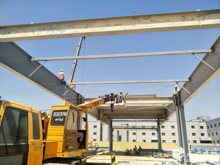 5、中铁十八局集团建设者在沙特达曼商业园区达兰加工车间精心施工（徐名峰 摄)