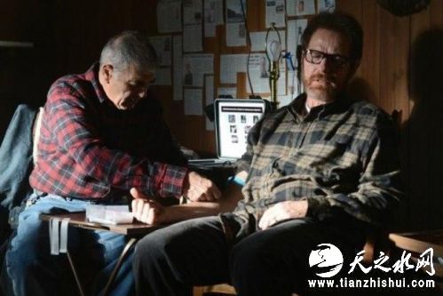 《绝命毒师》第五季中罗伯特&middot;福斯特扮演的角色帮老白逃亡