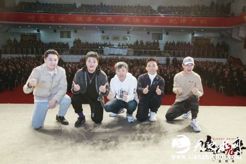 《追凶十九年》主创与学生合影