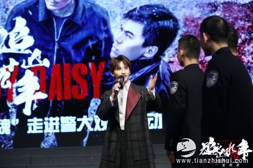 张远与学生台上互动