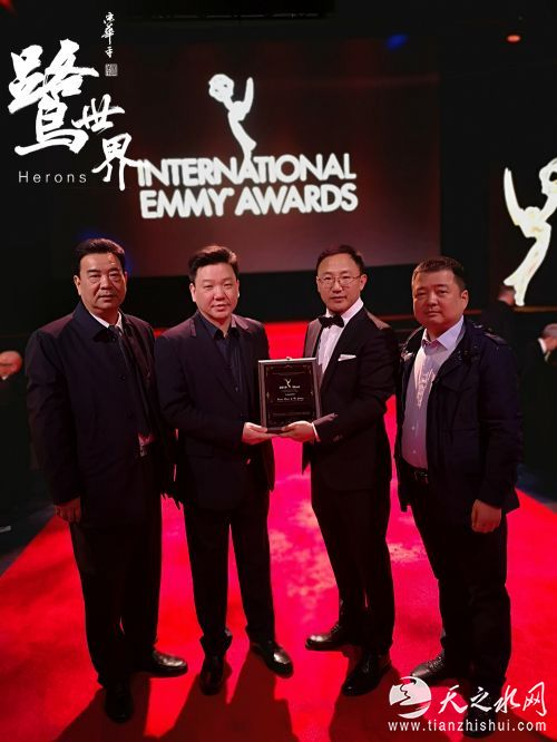 电影《鹭世界》出品人王仁海（左二）、导演孙宁（右二）