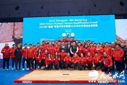 杜江与中国举重队合照