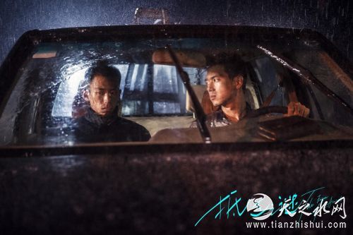 雨夜中的小龙心事重重