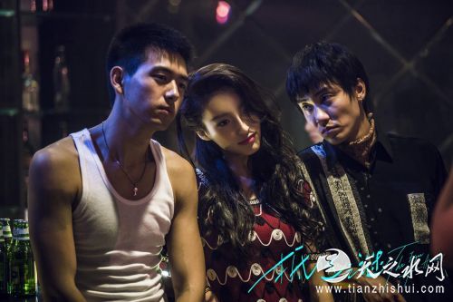 小龙冬冬相互依偎