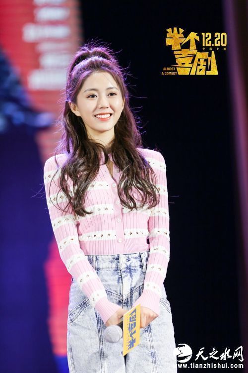 主演汤敏与观众打招呼