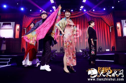 徐峥模仿妈妈经典拍照姿势