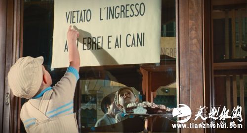 剧照6：儿子天真地看&ldquo;歧视&rdquo;标语